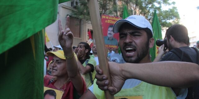 Σε εξέλιξη συγκέντρωση διαμαρτυρίας Κούρδων έξω από την τουρκική Πρεσβεία