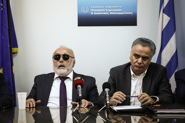 Κουρουμπλής σε Σκουρλέτη: Σου δίνουμε καλή προίκα, 8 νομοσχέδια και ένα στικάκι