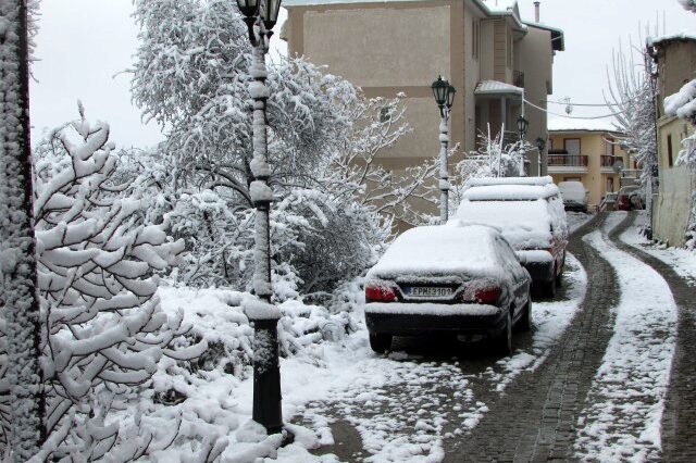 Κρύο και χιόνι: Οι πρώτες νιφάδες έπεσαν στον Χορτιάτη