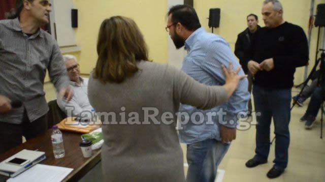 Λαμία: Γονείς δεν θέλουν προσφυγόπουλα στο σχολείο. Χαμός στη Συνέλευση