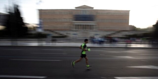 Κομφούζιο στο κέντρο της Αθήνας ενόψει του αυριανού Μαραθωνίου