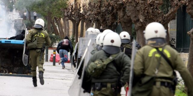 Συνεχίζονται τα επεισόδια έξω από το Πολυτεχνείο. Πρόβα τζανεράλε για 17 Νοέμβρη