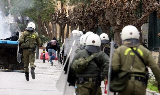 Συνεχίζονται τα επεισόδια έξω από το Πολυτεχνείο. Πρόβα τζανεράλε για 17 Νοέμβρη