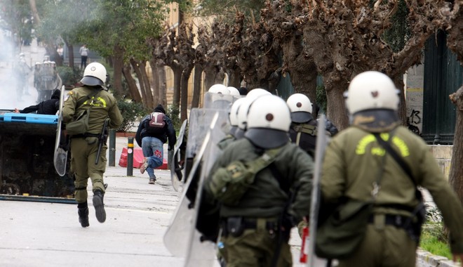 Συνεχίζονται τα επεισόδια έξω από το Πολυτεχνείο. Πρόβα τζανεράλε για 17 Νοέμβρη