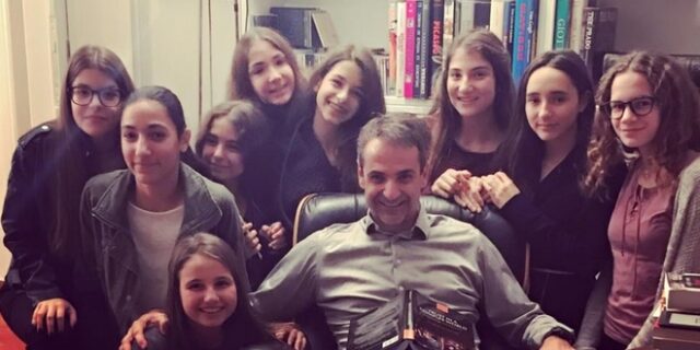 Όταν οι φίλες της Δάφνης ‘διακόπτουν’ τον Κυριάκο Μητσοτάκη