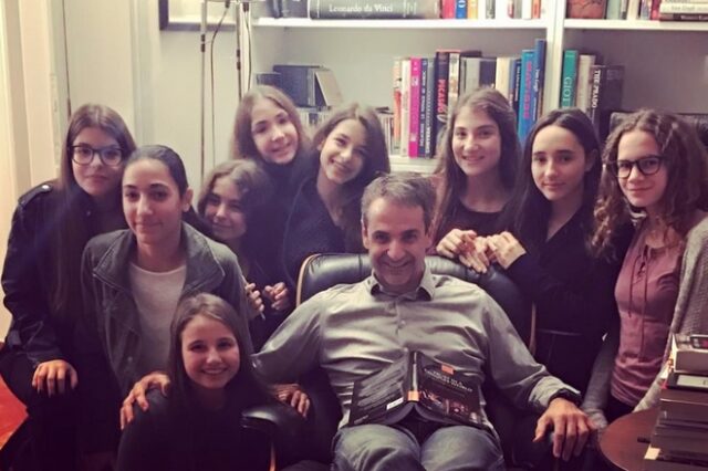 Όταν οι φίλες της Δάφνης ‘διακόπτουν’ τον Κυριάκο Μητσοτάκη