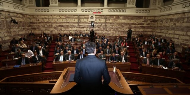 Μητσοτάκης σε βουλευτές ΝΔ: Μη ράβετε κυβερνητικά κοστούμια