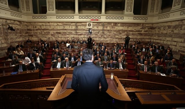 Μητσοτάκης σε βουλευτές ΝΔ: Μη ράβετε κυβερνητικά κοστούμια