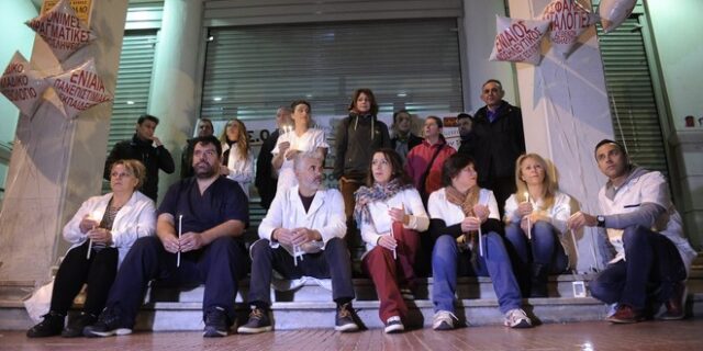 ‘Ξενύχτισαν’ έξω από το υπουργείο Υγείας οι νοσηλευτές