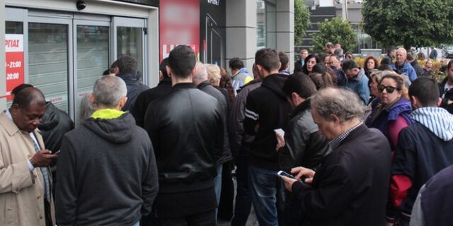 Black Friday: Ουρές από τα ξημερώματα στα καταστήματα