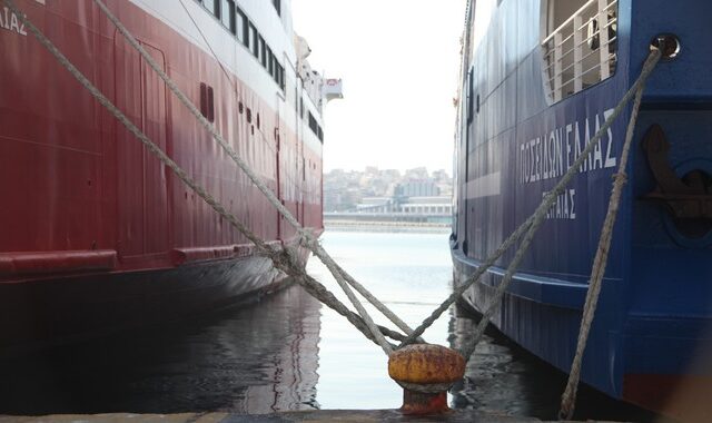 Πρόσκρουση επιβατηγού πλοίου στο λιμάνι της Σητείας