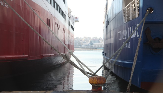 Πρόσκρουση επιβατηγού πλοίου στο λιμάνι της Σητείας