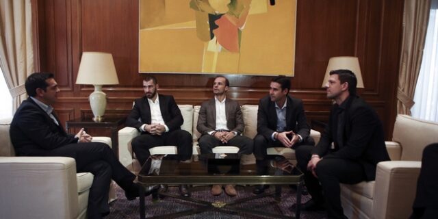 Τσίπρας σε διεθνείς ποδοσφαιριστές του 2004: Είμαστε αποφασισμένοι για τομές. Περιμένουμε ιδέες