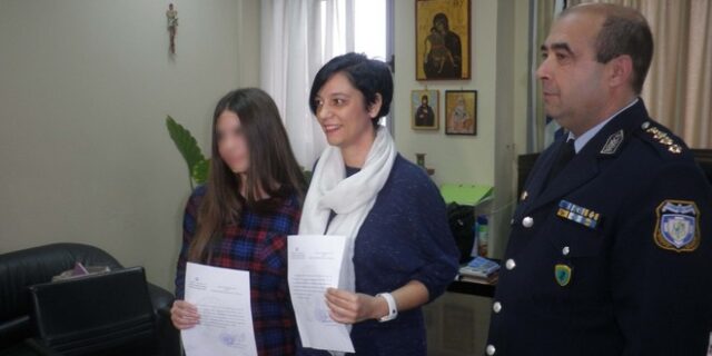 Μαθήτρια βρήκε πορτοφόλι με 3.500 ευρώ και το παρέδωσε