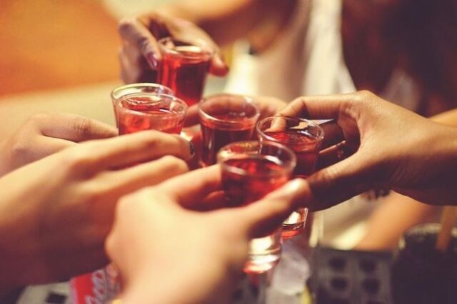 Λιπόθυμοι 15χρονοι από το αλκοόλ σε κλαμπ της Κηφισιάς