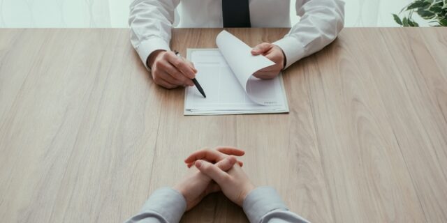 9 λέξεις και φράσεις που πρέπει να διαγράψεις από το βιογραφικό σου