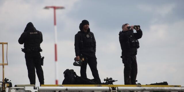 Προσήχθησαν μέλη τηλεοπτικού συνεργείου από ταράτσα στο Π. Φάληρο