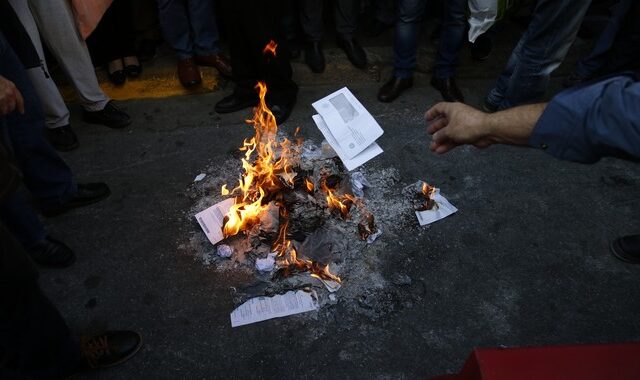 Οργή συνταξιούχων. Έκαψαν τις επιστολές Κατρούγκαλου