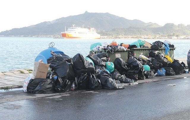 Τα σκουπίδια πνίγουν τη Ζάκυνθο. Χάος στους δρόμους