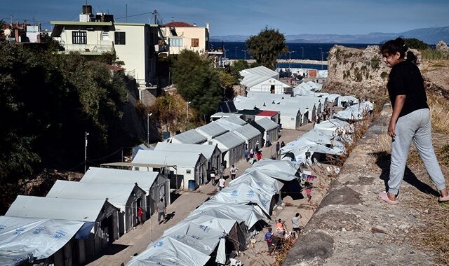 Σπέρνουν το μίσος στη Χίο. Φωνές ακόμη και για θαλάσσιο φραγμό