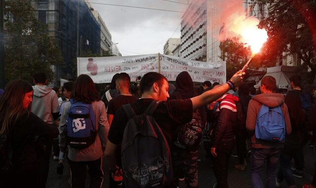 Στους δρόμους οι μαθητές όλης της χώρας. Μικροεπεισόδια στην Αθήνα