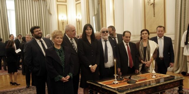 Οι μεν με θρησκευτικό οι δε με πολιτικό όρκο