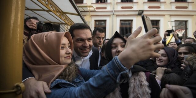 H selfie του Τσίπρα με μαθήτριες των μειονοτικών σχολείων με μαντίλα