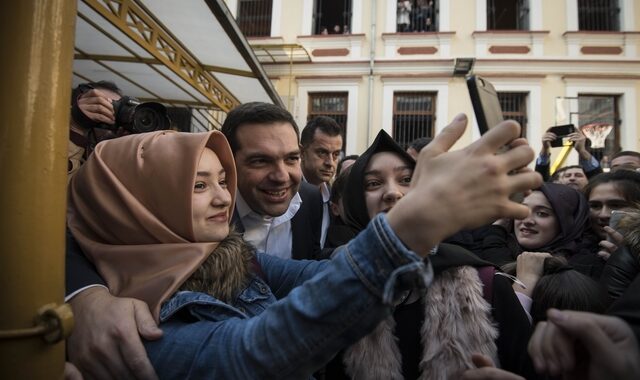 H selfie του Τσίπρα με μαθήτριες των μειονοτικών σχολείων με μαντίλα