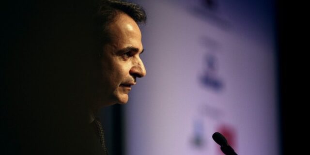 Ο δεξιός ανασχηματισμός και τα κεντροαριστερά ανοίγματα του Μητσοτάκη