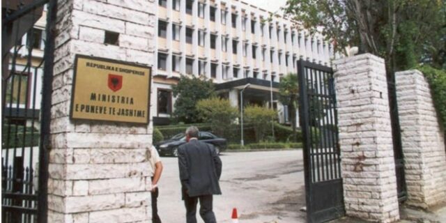 Ανεβάζει τους τόνους το αλβανικό ΥΠΕΞ για τις κατεδαφίσεις στην Χειμάρρα