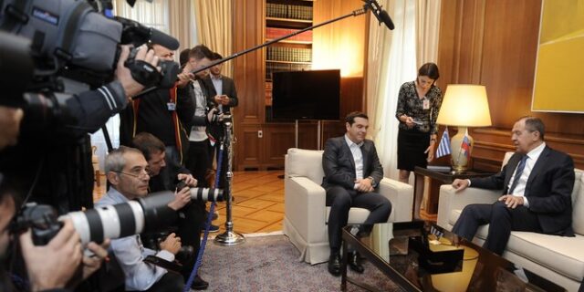 Τσίπρας σε Λαβρόφ: Ανάγκη να διατηρήσουμε στενές σχέσεις συνεργασίας