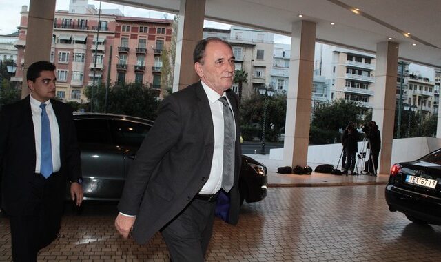 Μελετούν φόρμουλα για το κούρεμα των οφειλών προς το δημόσιο