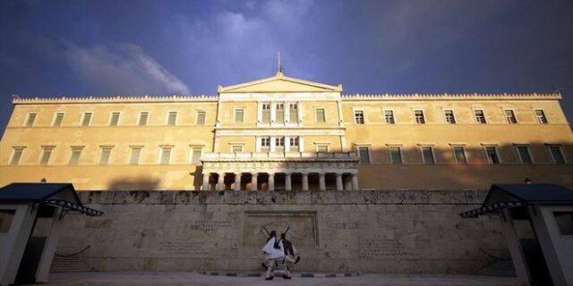 ‘Ψαλίδι’ 3 εκ. ευρώ στις λειτουργικές δαπάνες στη Βουλή για το 2017