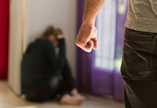 Τι προβλέπει ο νόμος για την ενδοοικογενειακή βία και πώς μπορούμε να βοηθήσουμε τα θύματα