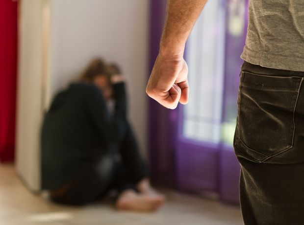 Τι προβλέπει ο νόμος για την ενδοοικογενειακή βία και πώς μπορούμε να βοηθήσουμε τα θύματα