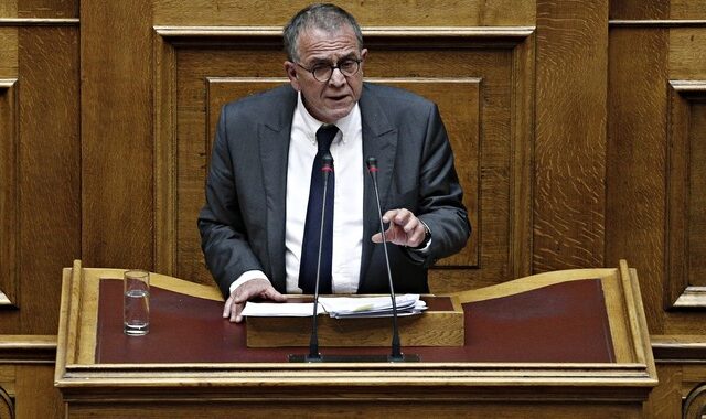Μουζάλας: Σταδιακά και διακριτικά ο απεγκλωβισμός προσφύγων από τα νησιά