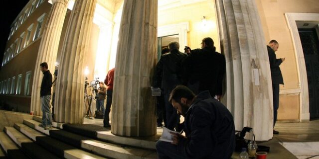 Θετικό ότι η ΝΔ μπαίνει στη συζήτηση για συγκρότηση ΕΣΡ, σημειώνει η κυβέρνηση