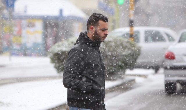 Έπεσαν τα πρώτα χιόνια μέσα στην Κοζάνη
