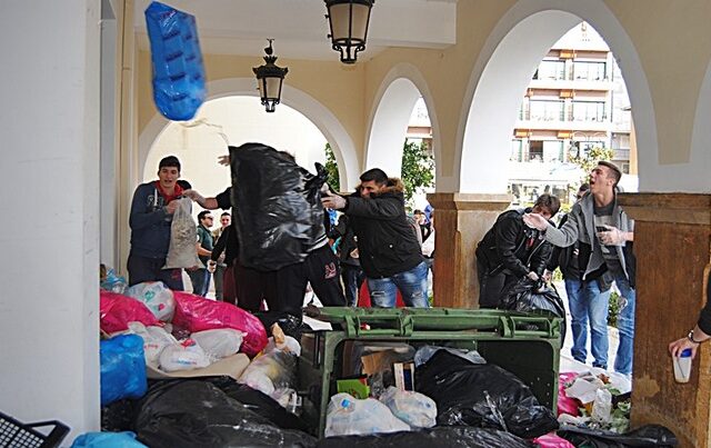 Ζάκυνθος: Πέταξαν αυγά, πορτοκάλια, ντομάτες και σκουπίδια στο δημαρχείο
