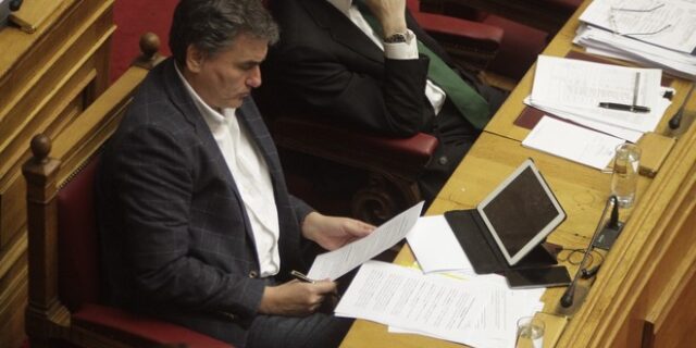 Τσακαλώτος: ‘Τεντώνουμε’ το όρια της επιτήρησης