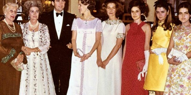 Μηχανή του Χρόνου: Χριστούγεννα στην Αθήνα του ’60. Αριστοκράτες και αυλικοί στη ‘Μεγάλη Βρετανία’, ο λαός στα Χαυτεία