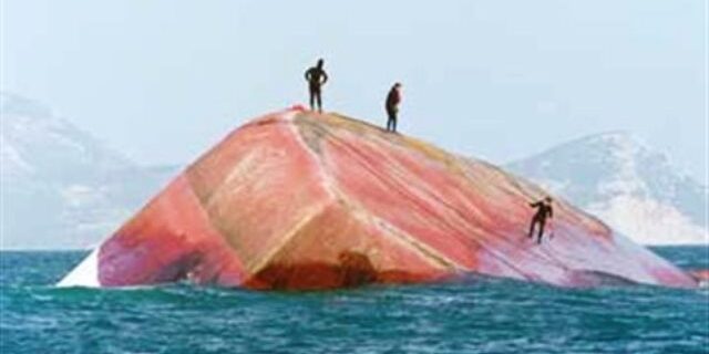 Μηχανή του Χρόνου: Το ναυάγιο του ‘Δύστος’ ανοικτά της Κύμης, που συγκλόνισε το πανελλήνιο