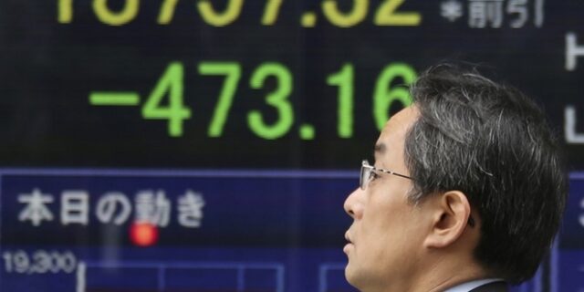 Κατρακυλά το ευρώ έναντι του δολαρίου