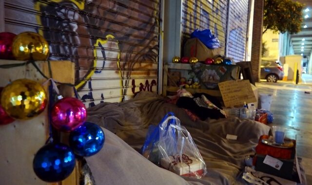 Φωτογραφίες: Οι άστεγοι στη στολισμένη Αθήνα της κρίσης. Πώς μπορείτε να βοηθήσετε