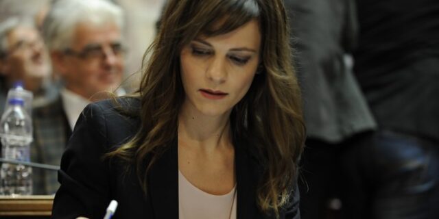 Αχτσιόγλου: Βαθιά πολιτικό θέμα τα εργασιακά