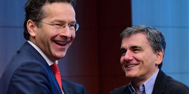 Bloomberg: Η ελληνική κοινωνία δεν αντέχει νέα μέτρα