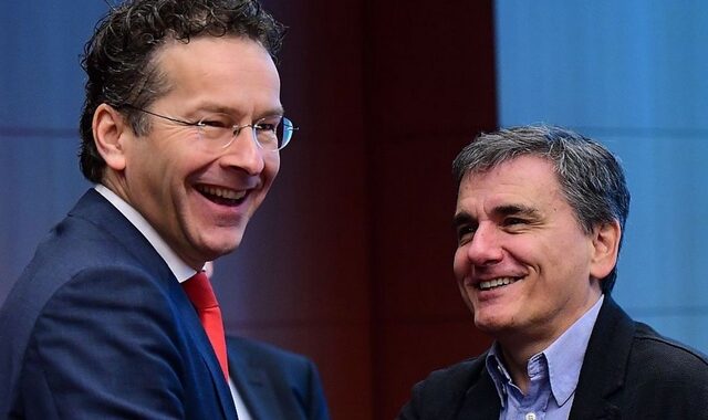 Bloomberg: Η ελληνική κοινωνία δεν αντέχει νέα μέτρα
