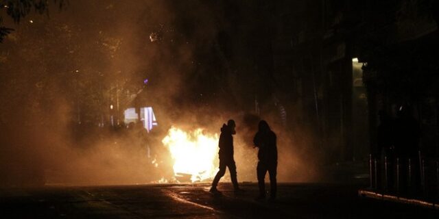 Νέες επιθέσεις με βόμβες μολότοφ τη νύχτα στο Πολυτεχνείο
