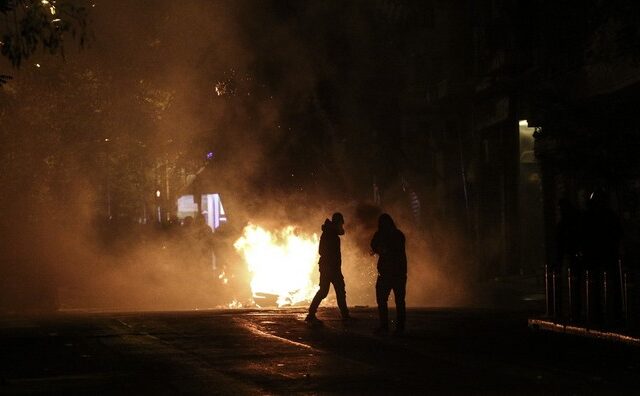 Νέες επιθέσεις με βόμβες μολότοφ τη νύχτα στο Πολυτεχνείο
