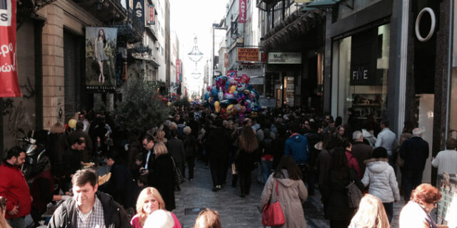 Συνεχίζουν τα εμπορικά καταστήματα το εορταστικό ωράριο λειτουργίας
